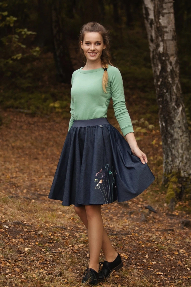 Kolová sukně s výšivkou